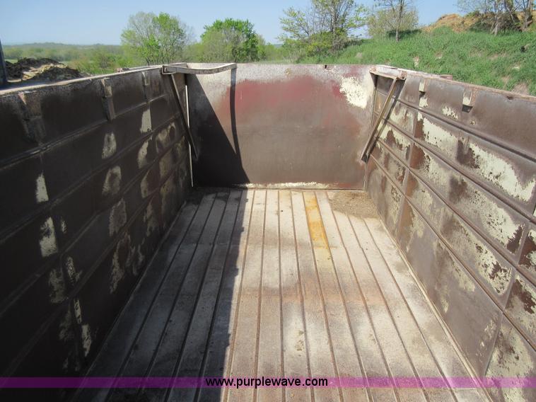 image for item I4603 1988 International F2375 grain truck