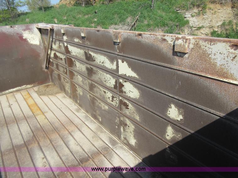 image for item I4603 1988 International F2375 grain truck