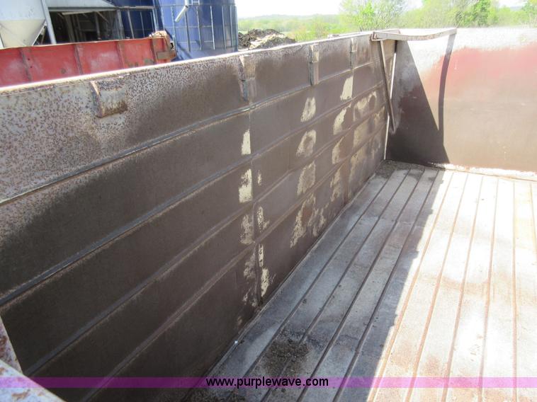 image for item I4603 1988 International F2375 grain truck