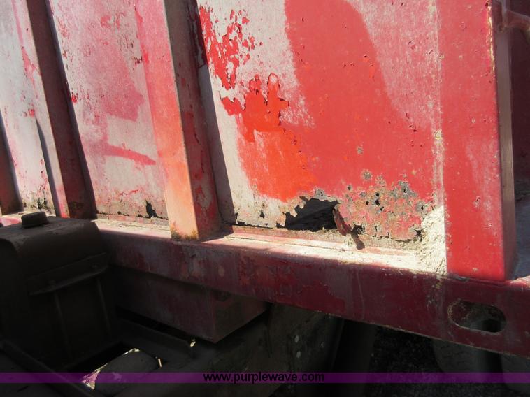 image for item I4603 1988 International F2375 grain truck