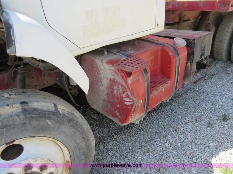 image for item I4603 1988 International F2375 grain truck