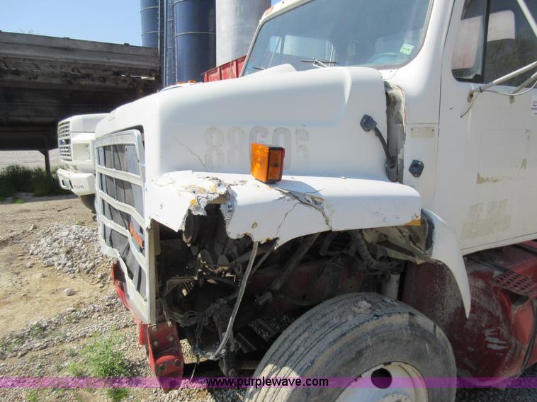 image for item I4603 1988 International F2375 grain truck