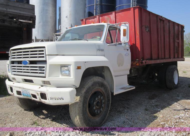 image for item I4604 1988 Ford F700 grain truck