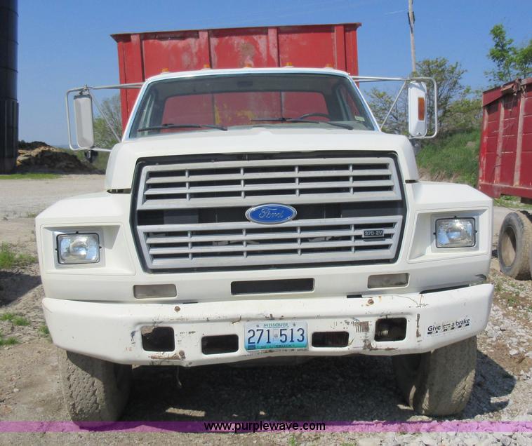 image for item I4604 1988 Ford F700 grain truck
