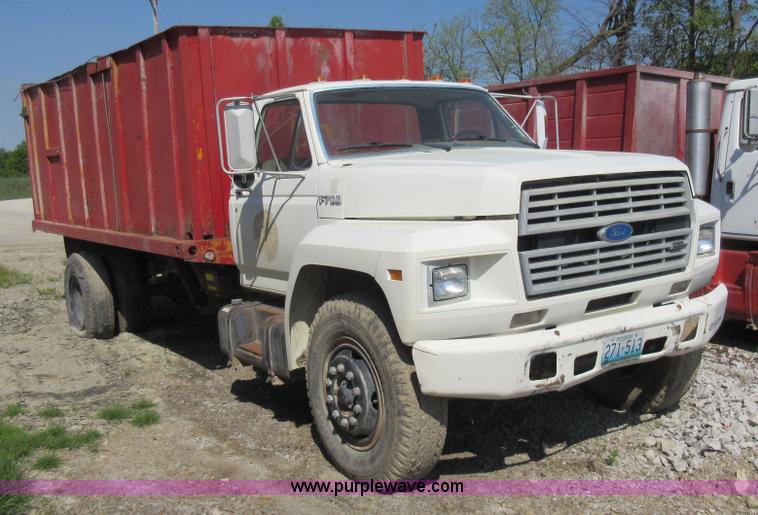 image for item I4604 1988 Ford F700 grain truck
