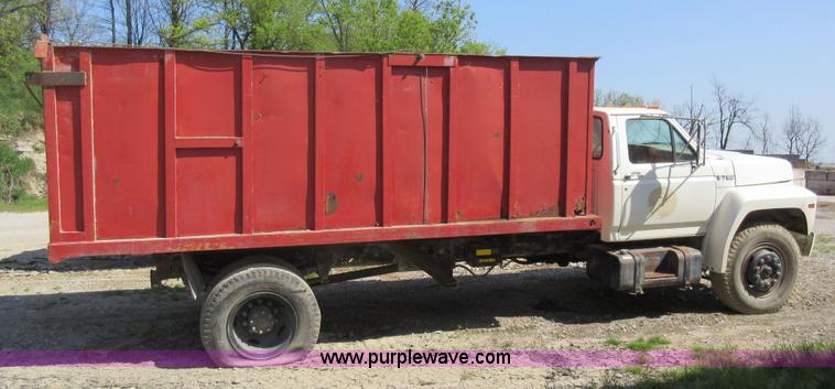 image for item I4604 1988 Ford F700 grain truck