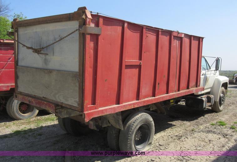 image for item I4604 1988 Ford F700 grain truck