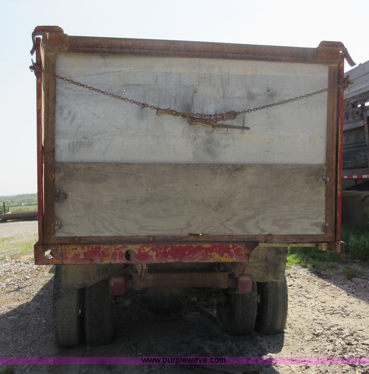 image for item I4604 1988 Ford F700 grain truck