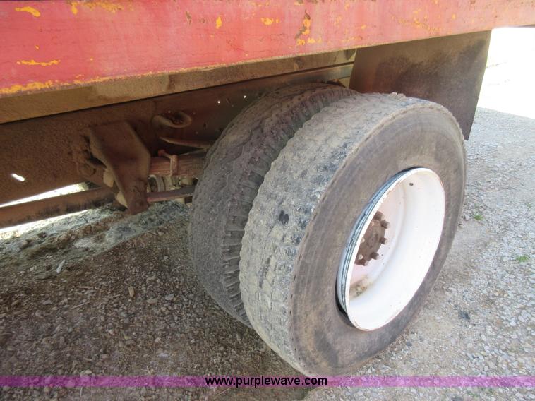image for item I4604 1988 Ford F700 grain truck