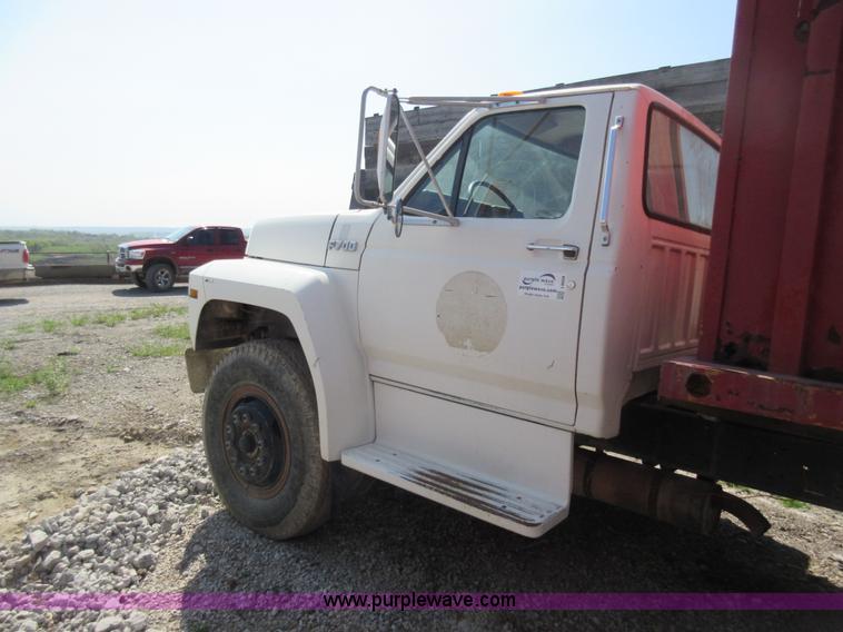 image for item I4604 1988 Ford F700 grain truck
