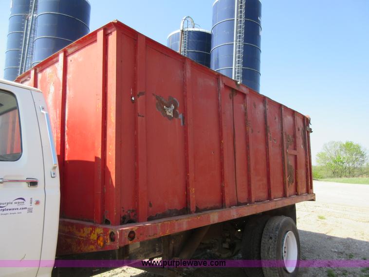 image for item I4604 1988 Ford F700 grain truck