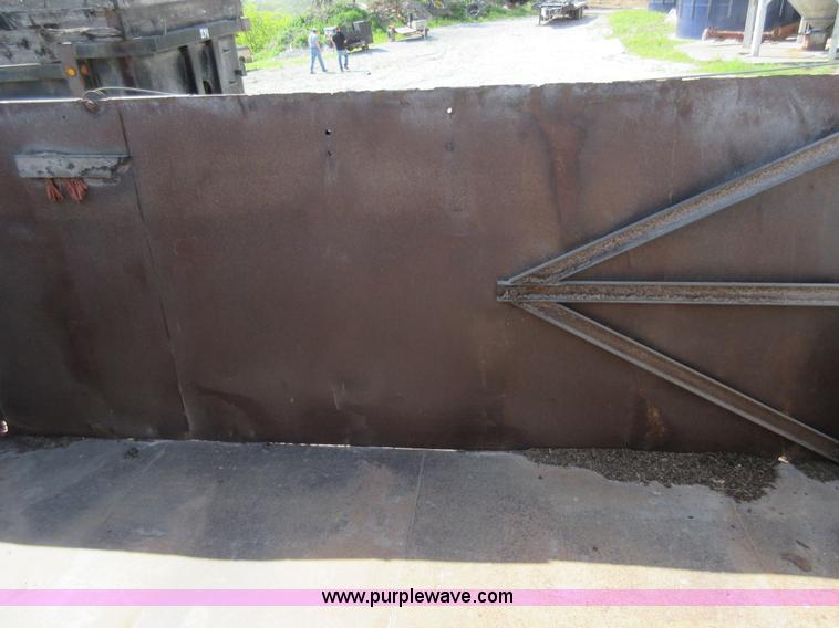 image for item I4604 1988 Ford F700 grain truck