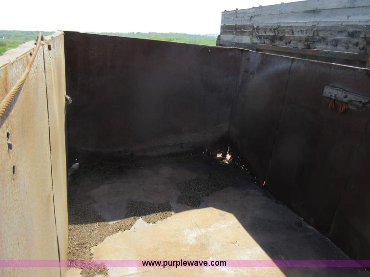 image for item I4604 1988 Ford F700 grain truck