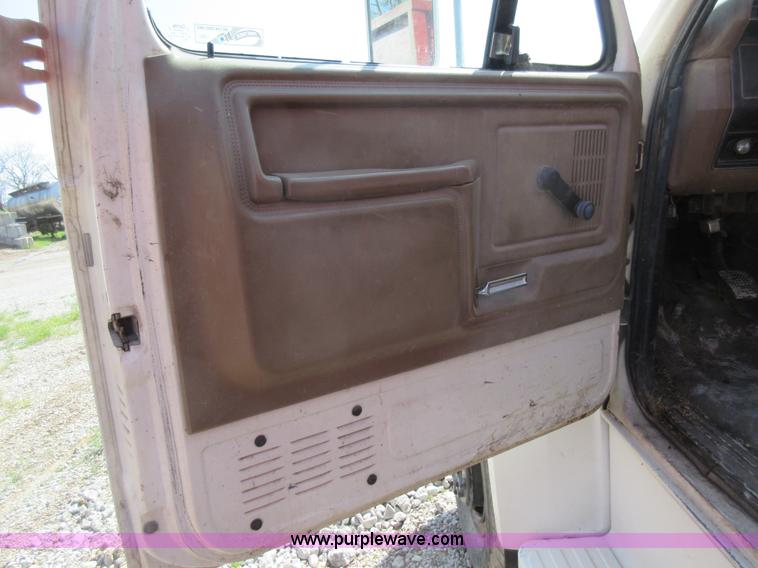 image for item I4604 1988 Ford F700 grain truck