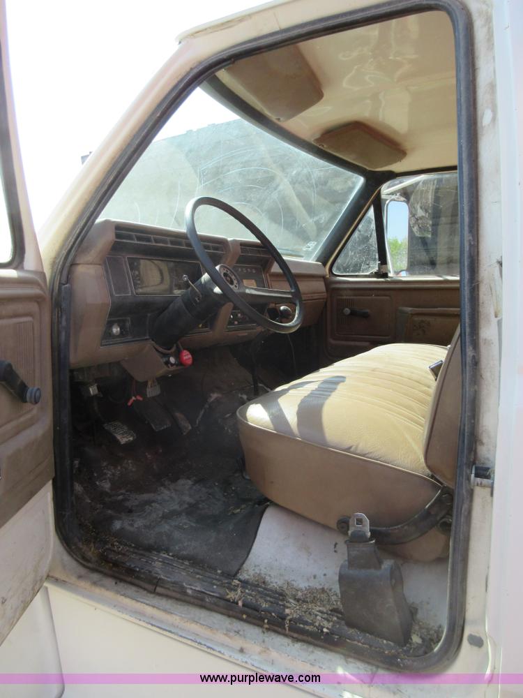 image for item I4604 1988 Ford F700 grain truck