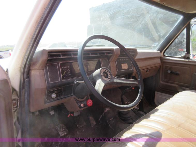 image for item I4604 1988 Ford F700 grain truck