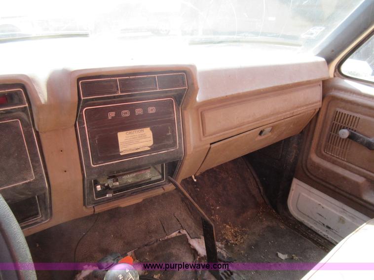 image for item I4604 1988 Ford F700 grain truck