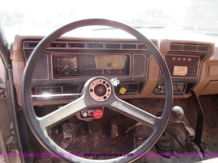 image for item I4604 1988 Ford F700 grain truck