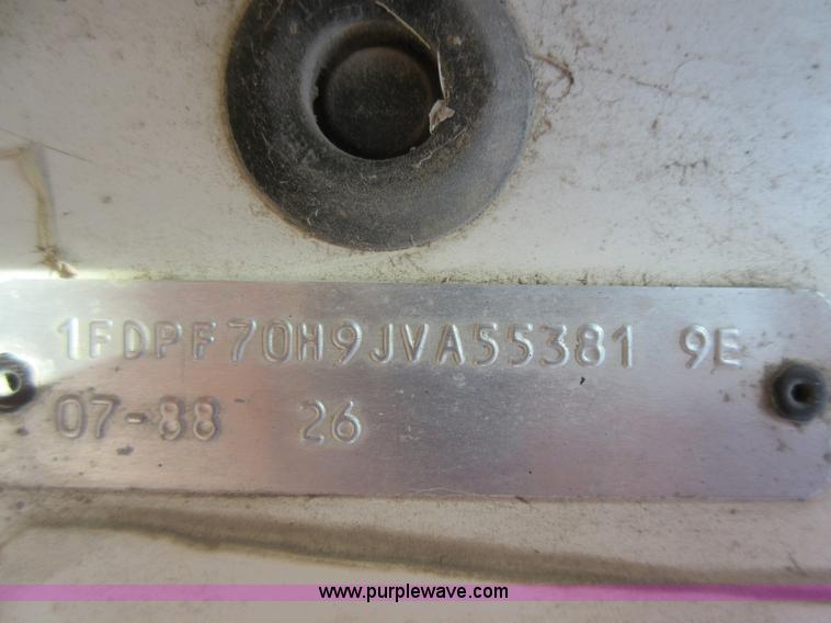 image for item I4604 1988 Ford F700 grain truck