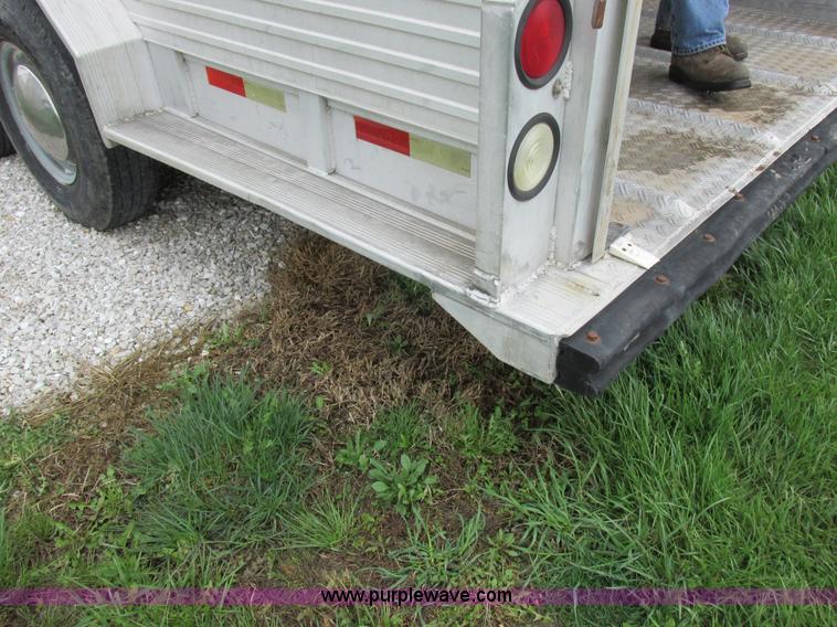 image for item K2101 1999 Barrett gooseneck livestock trailer