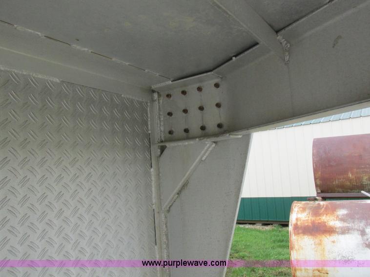 image for item K2101 1999 Barrett gooseneck livestock trailer