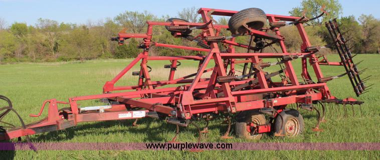 image for item K6799 Case IH 4800 field cultivator