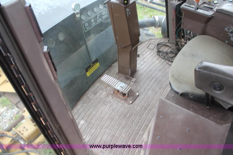 image for item K6948 1993 Ag-Chem RoGator 664 self-propelled sprayer