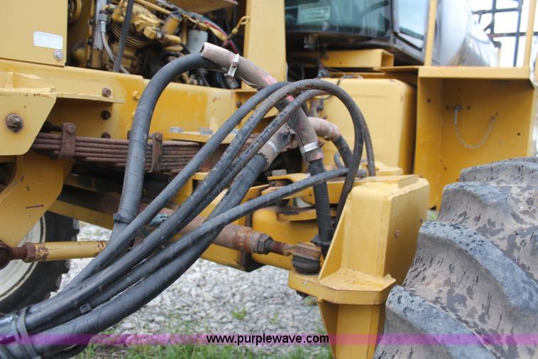 image for item K6948 1993 Ag-Chem RoGator 664 self-propelled sprayer