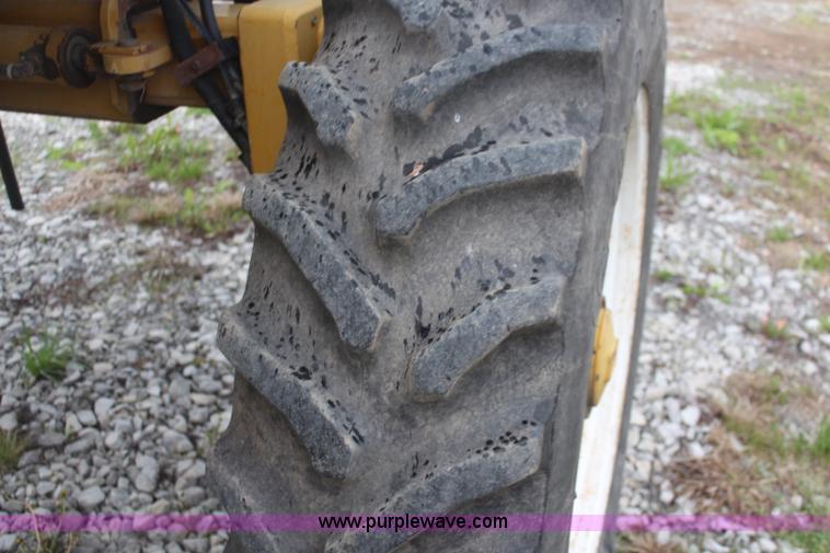 image for item K6948 1993 Ag-Chem RoGator 664 self-propelled sprayer