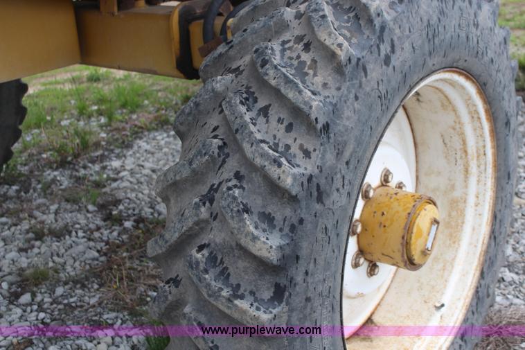 image for item K6948 1993 Ag-Chem RoGator 664 self-propelled sprayer