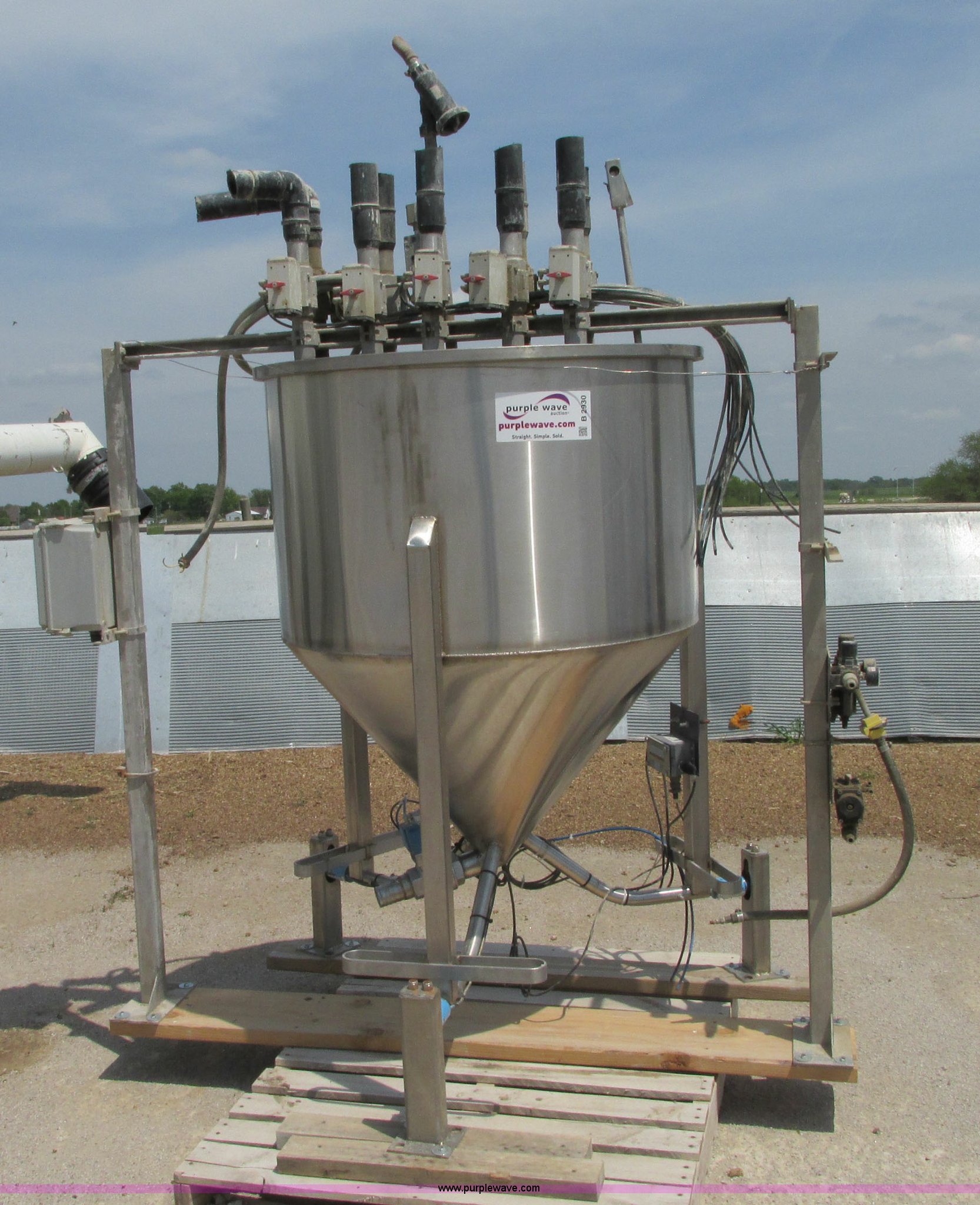 Chemical hopper scales in Adrian, MO Item B2930 sold Purple Wave