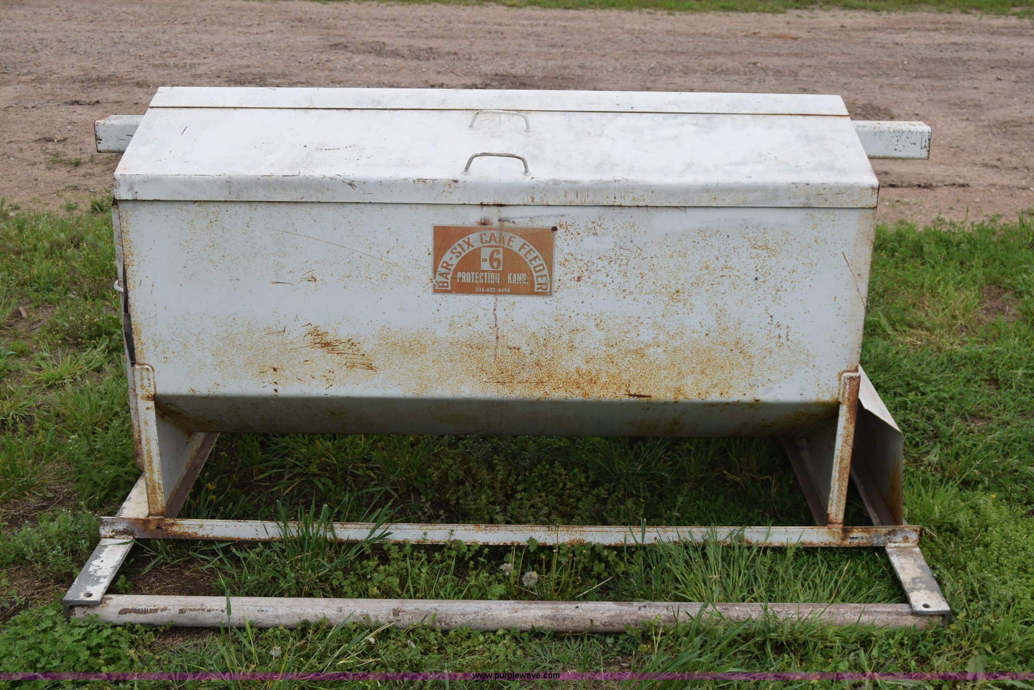 BarSix cake feeder in Sterling, KS Item E6464 sold Purple Wave