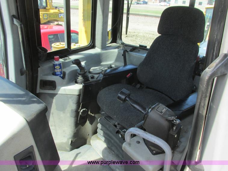 image for item A8793 2004 Caterpillar D6R LGP Series II dozer
