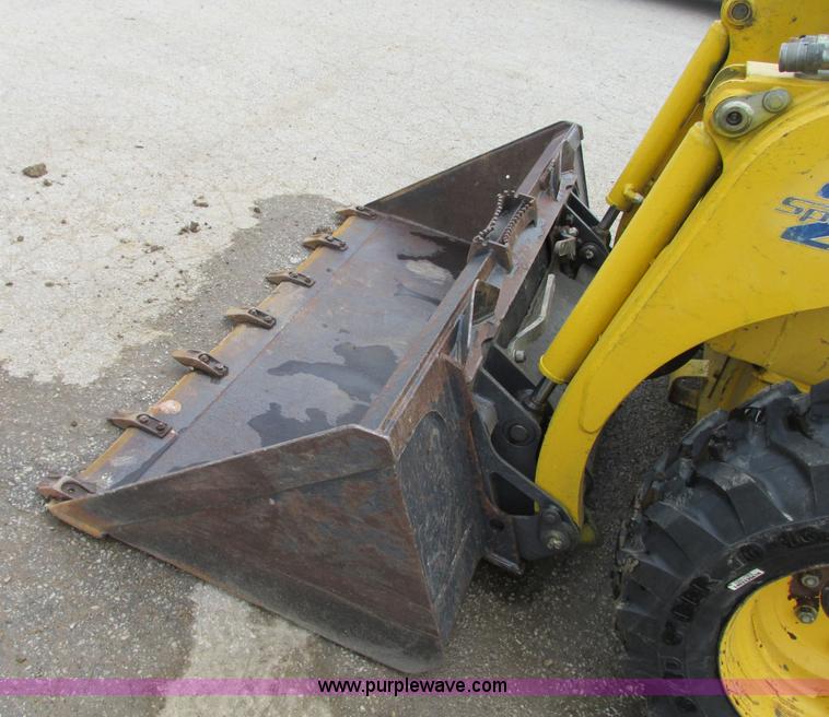 image for item B2946 2006 Komatsu SK815-5 skid steer