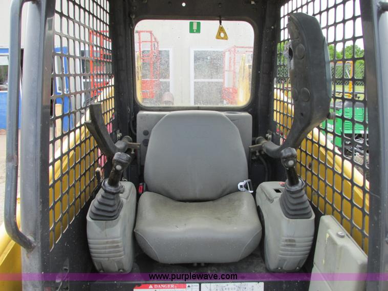 image for item B2946 2006 Komatsu SK815-5 skid steer