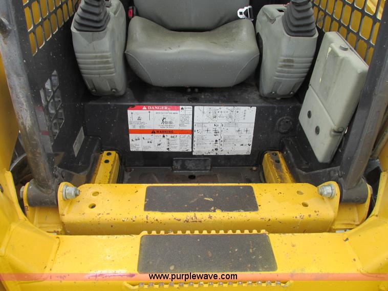 image for item B2946 2006 Komatsu SK815-5 skid steer
