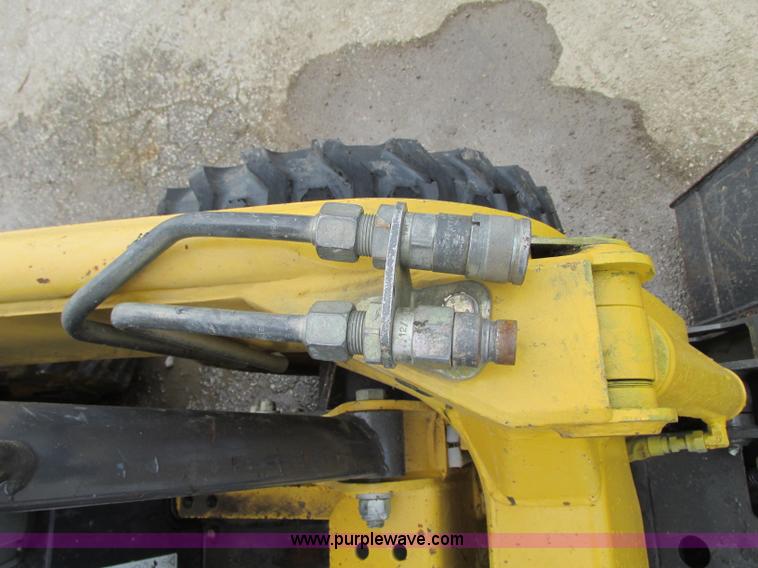 image for item B2946 2006 Komatsu SK815-5 skid steer