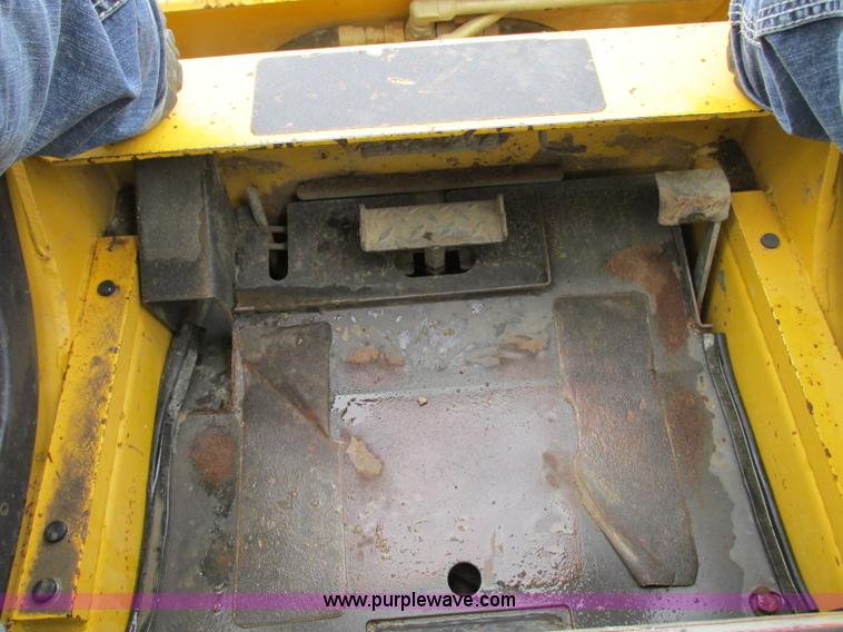 image for item B2946 2006 Komatsu SK815-5 skid steer