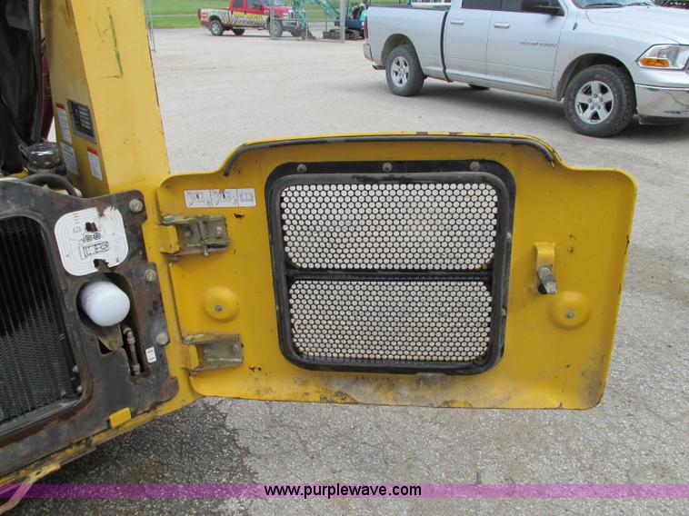 image for item B2946 2006 Komatsu SK815-5 skid steer