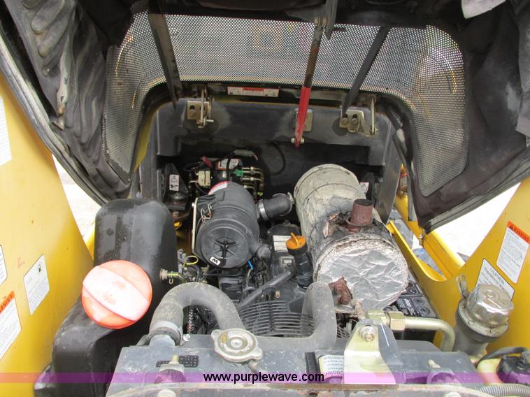 image for item B2946 2006 Komatsu SK815-5 skid steer