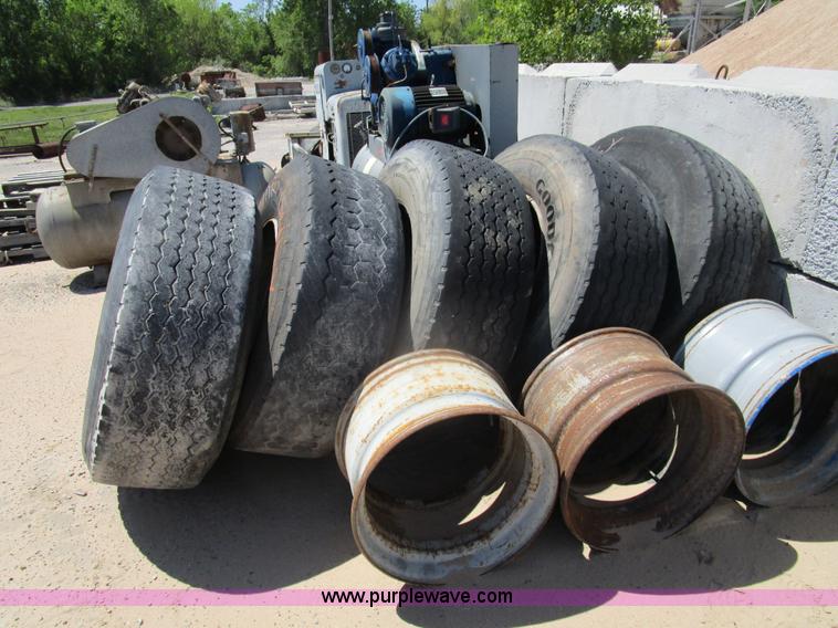 image for item BA9301 (5) 425/65R22.5 tires and wheels