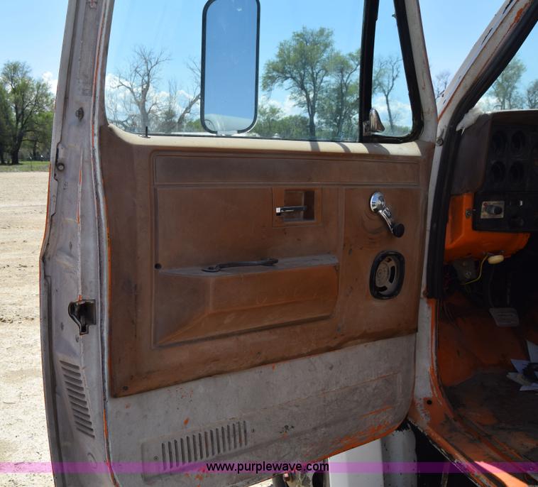 image for item E6346 1990 GMC TopKick chipper truck