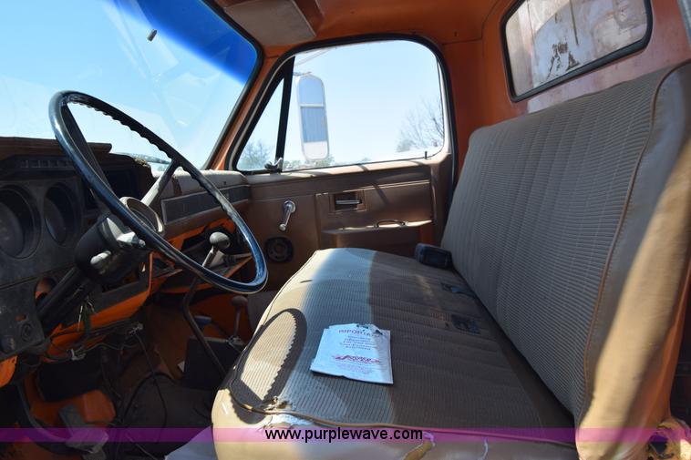 image for item E6346 1990 GMC TopKick chipper truck