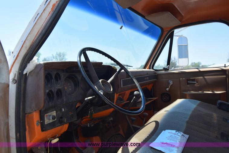 image for item E6346 1990 GMC TopKick chipper truck