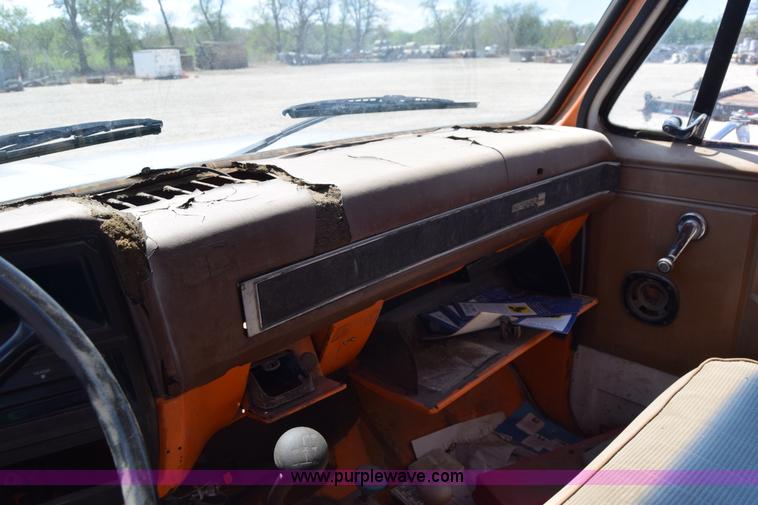 image for item E6346 1990 GMC TopKick chipper truck