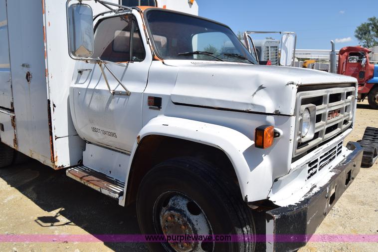 image for item E6346 1990 GMC TopKick chipper truck