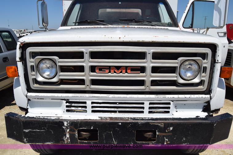 image for item E6346 1990 GMC TopKick chipper truck