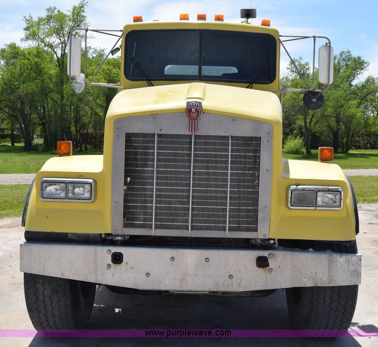 image for item E6409 1990 Kenworth W900 mixer truck