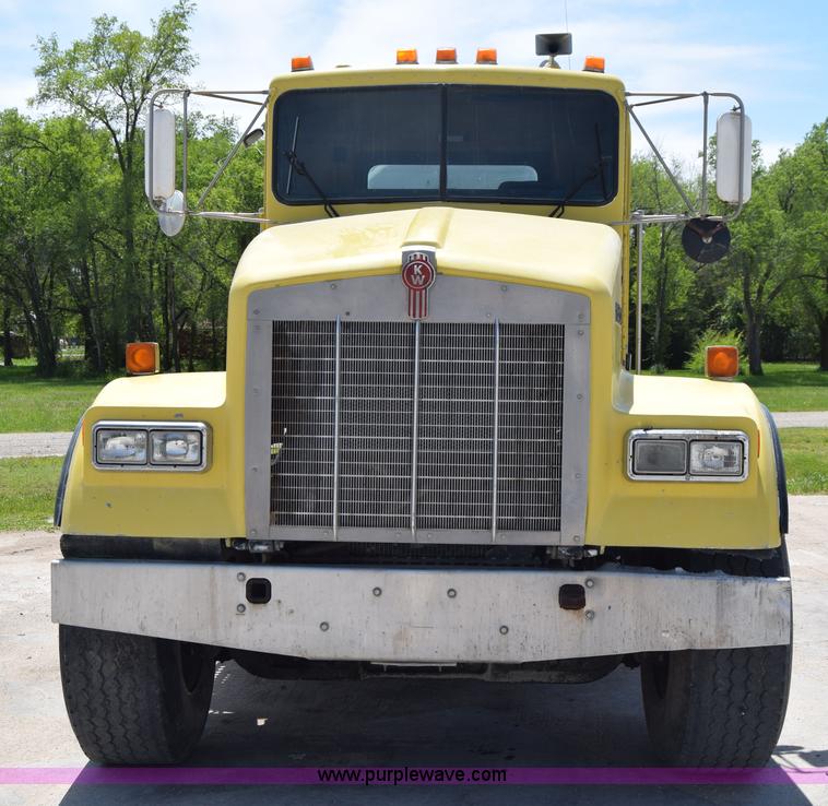 image for item E6409 1990 Kenworth W900 mixer truck