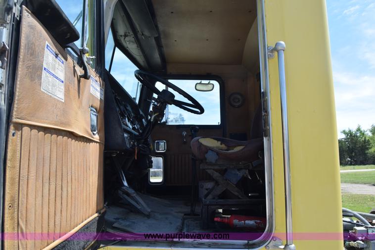 image for item E6409 1990 Kenworth W900 mixer truck